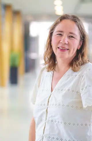 Vrouw op loopbrug witte top