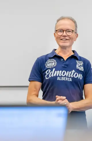 Docent bril collegezaal close up