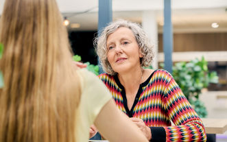 Docent contact staand